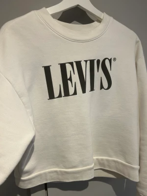 Levi’s sweatshirt  - Säljer denna Levi’s sweatshirten pga. att den blivit för liten. Köpt för 600kr men säljer för 200. Bra skick.