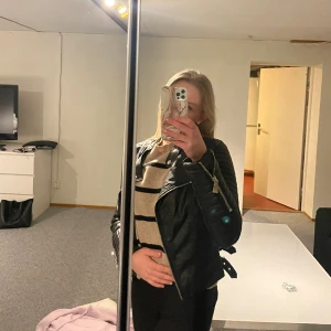 Skinnjacka - Säljer denna skinnjacka då den inte kommer till användning längre. Köpt för 800 säljer för 120💗nyskick 