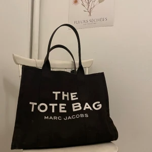 The Tote Bag Marc Jacobs - Intressekoll på min totebag! Nypris 3249kr. Är använd men hel ren.