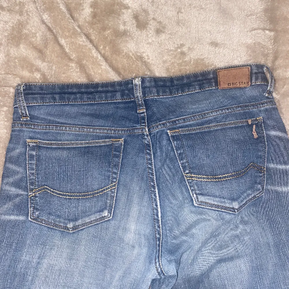 Skitsnygga trendiga (väldigt low waist) vintage bootcut jeans.  Blue wash W30 L34.  Säljer då de är för små. Brukar bära strl 40 i jeans o dessa är aningen för små för mig. Superbra kvalitet! Skriv om ni har några funderingar, tryck gärna på köp nu!💕. Jeans & Byxor.