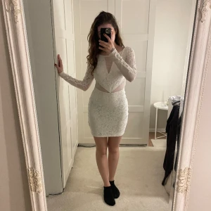 Vit klänning - Vit klänning perfekt till studenten eller sommaren. Älskar verkligen denna men har endast testad den. Ingen prislapp kvar men precis som ny. Säljer för att den inte kommer till användning.