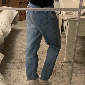 Ascoola vintage Levi’s jeans som på mig är perfekt baggy (är 172 och har storlek ≈S)🫶 Jättefina detaljer på bakfickorna också 😍