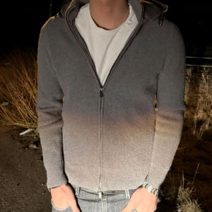 Massimo Dutti Cardigan - Eftertraktad Massimo Dutti Cardigan. Skick: 8.5/10, Lite nopprig och har minskat ungefär en storlek. Kan självklart ta bort det noppriga. Storlek XL men den har minskats i tvättek till L då den satt för stort på mig innan. PRIS KAN DISKUTERAS.