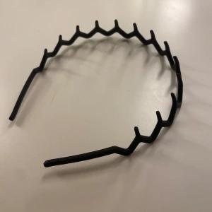 Diadem - Säljer detta fina diadem då den inte kommer till användning. Köparen står för frakten💓