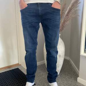 Tja, säljer nu dessa replay jeans i modellen anbass slimfit. Storlek 31 men dem passar även större. Bra skick, hör av dig vid frågor eller funderingar! 