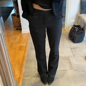Kostymbyxor Bik Bok - Svarta kostymbyxor från Bik Bok i modellen Vilma. Har använts fåtal gånger då de är lite för stora för mig, men är i väldigt fint skick! ✨