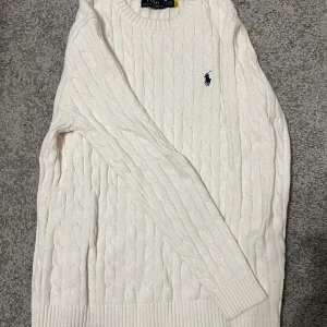 Ralph Lauren Tröja - Hej, säljer nu min Ralph Lauren tröja. Den är i mycket bra skick och sällan använd. Pris går att diskutera. 