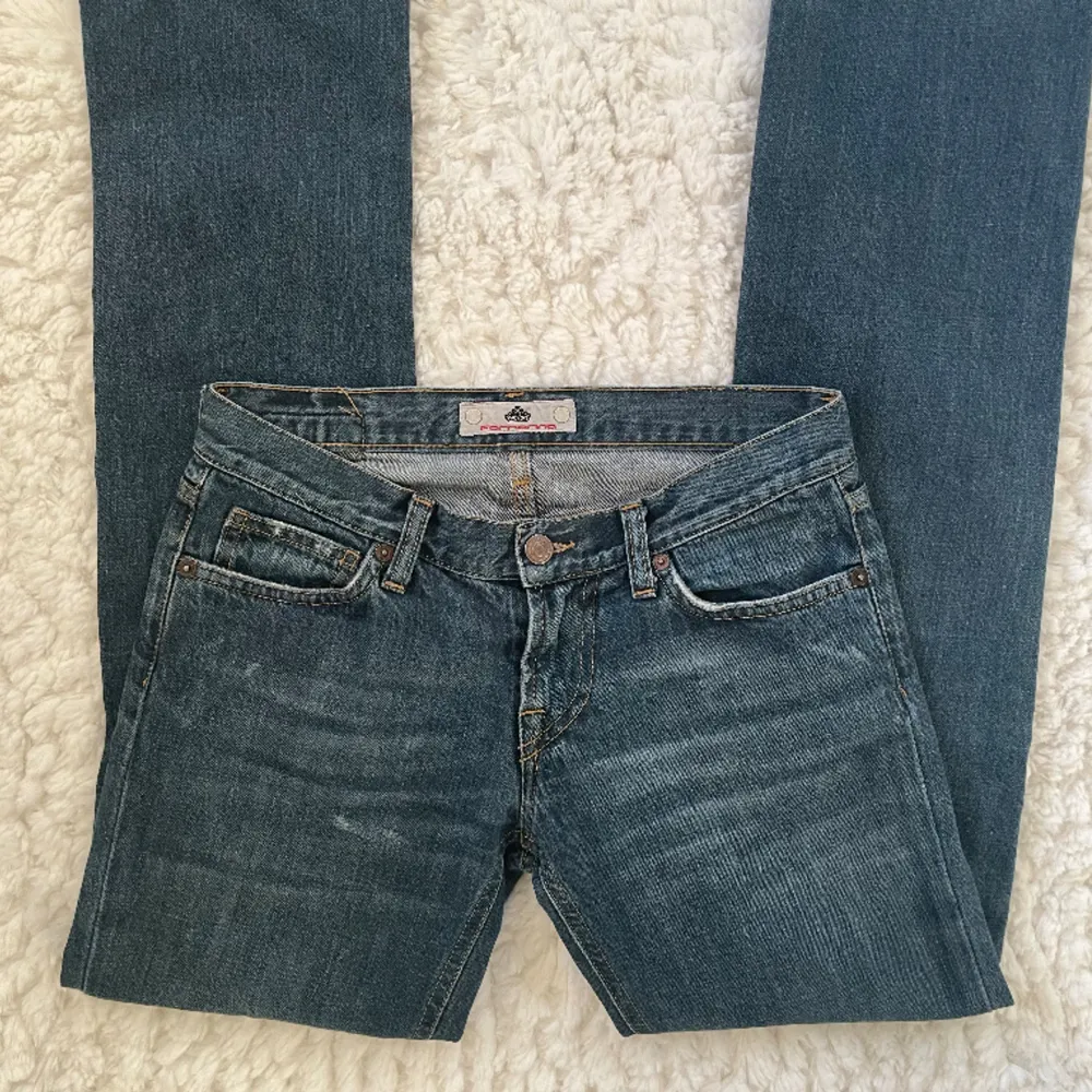 Lågmidjade Fornarina jeans i storlek 26 💗 midjemått tvärs över:38. Jeans & Byxor.
