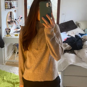 Mysig tröja - Snygg halv-zip tröja i storlek XS, men passar mig som har S perfekt! Superfint skick