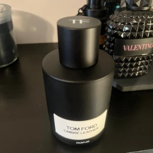 Tom Ford Ombré Leather Parfum - Hej! Säljer nu min Tom Ford Ombré Leather Parfum en riktigt fin parfym, 70 ml kvar av 100 ml! Ny pris på en 100 ml kostar 2 515 kr, hör av er vid intresse! 😃