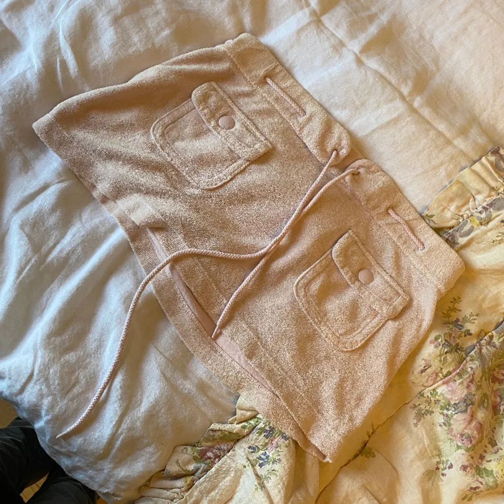 Super snygg nytt skick juicy couture mini skirt i ljus rosa . Kjolar.