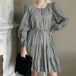 Säljer denna så söta klänning perfekt till sommaren och våren 💗 Är i väldigt bra skick nästintill oanvänd! Nypris ca 900kr 💘Skriv vid frågor eller fler bilder!!