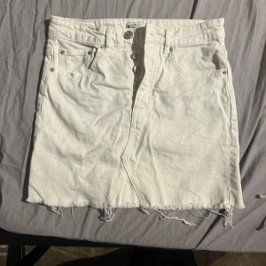 Jeanskjol - Fin vit jeans kjol från ginatricot