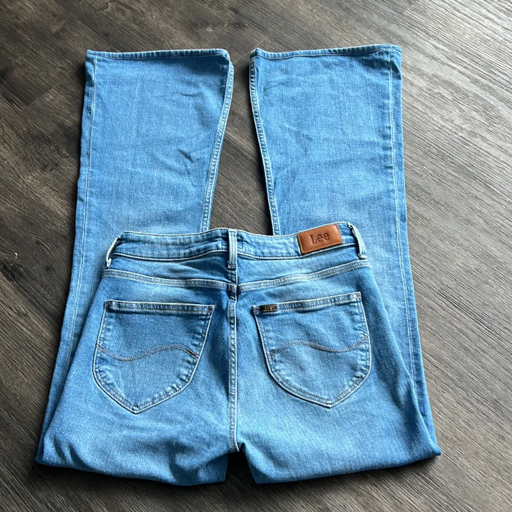 Säljer dessa jättefina jeans från Lee då dom tyvär är lite korta på mig som är 168. Skriv privat för fler bilder. Frakt ingår inte i priset.. Jeans & Byxor.