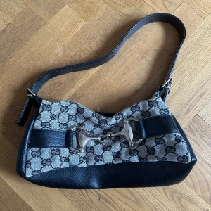 Vintage guess minibag  - Perfekt för utgång🤗