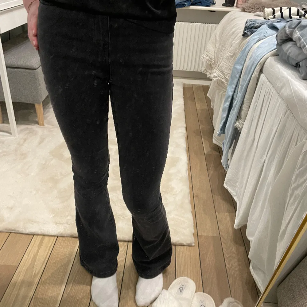 Jättefina byxor i nyskick som tyvärr är för korta för mig, köpt för 500kr. 💕 jag är 164cm. Jeans & Byxor.