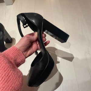 Högklackade skor från Michael Kors, storlek 37 - Högklackade svarta skor från Michael Kors i storlek 37. Inte använda så många gånger så de är i bra skick! Nypris ca 1800kr 