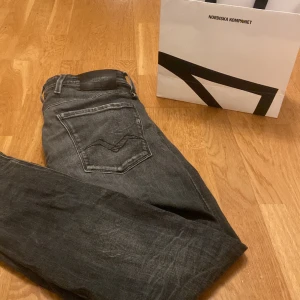 Replay jeans - Säljer mina feta replay jeans i färgen grå, Jeansen är i 9/10 skick och i storlek 31/31. Nypris på jeansen är 1899kr. Skriv vid funderingar elr om ni har bytesförslag 