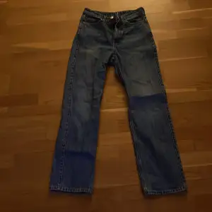 Ett par jeans från weekday i bra skick! Är i modellen rowe och i strl 27/30. Säljs för ej passar mig längre💓