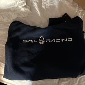 Sail racing hoodie  - Hej jag säljer min sail racing hoodie eftersom jag inte använder den , det är storlek 170 och den e i bra skick❤️ skriv om ni är intresserade!!
