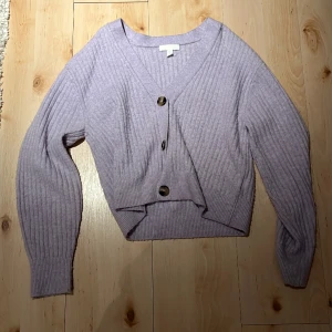 Lila cardigan - Från H&M, storlek S. Skriv för mer bilder eller frågor💕💕