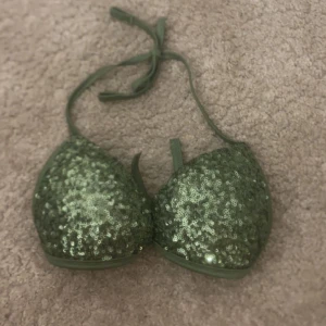 Calzedonia - Säljer denna super söta bikini topp! Står inte strl men skulle chansa på att den är 75B.