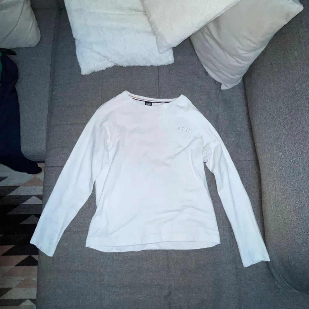 Hugo Boss sweatshirt i frotté material Storlek S Köpt på NK, qr kod är från shortsen som är till tröjan. Perfekt till sommaren Kontakta mig för mer info/ bilder 😁. Hoodies.