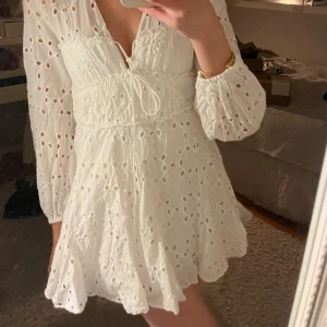 Studentklänning - Jättefin studentklänning till zara. Säljer då jag ska ha en annan. 