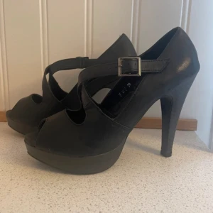Supersnygga högklackade skor stl 39 - Superfina högklackade skor. Använda nån enstaka gång inomhus. Klackarna är 12 cm. Storlek 39.