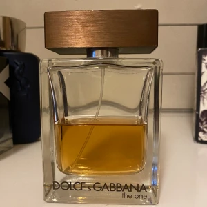 D&G parfym - En mycket elegant doft som är perfekt inför våren.  50-60 ml kvar av en 100 ml flaska. Vid funderingar så är det bara att hoppa in i dm. Mvh/Stilkontoret 