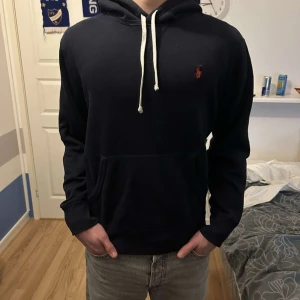 Ralph Lauren Hoodie - Tja, säljer nu min schyssta raffe hoodie, mycket fint skick, nypris ca2000 tveka inte på att komma med frågor vid minsta lilla fundering!🤝