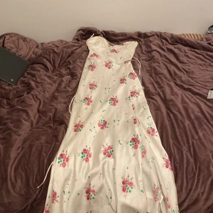 Zara klännig  - Sommar klännig, storlek xs, säljer för att den är för liten, har bara haft på mig den en gång