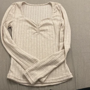 tröja  - helt ny bara testad, den är från shein och är väldig mysig. materialet är som stickad tyg. storleken är xs.