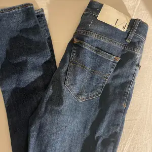 Säljer dessa sjukt snygga ”tiger of Sweden” jeans dessa ligger på nypris 1500. Jeansen har passformen ”slim”.
