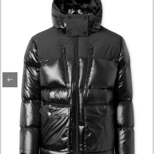 Snoot dunjacka - Nypris 6000kr Perfekt skick Oanvänd Storlek S men jag är 183cm och väger 90kg och den passar bra på mig som vanligtvis bär M/L.