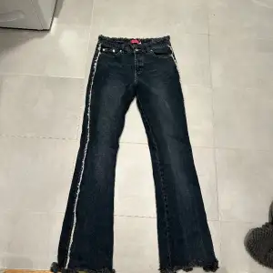 Bootcut jeans, står storlek 28 i jeansen men skulle säga att dom motsvarar en S Fint skick inga defekter! Köpt second hand 