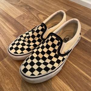 Svart, vit rutiga vans slip-ons.  Storlek 37.  Använda Max 2 gånger. 