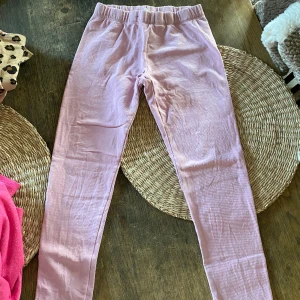 Mjukisbyxor flicka - Strl 122, i fint skick, knappt använda