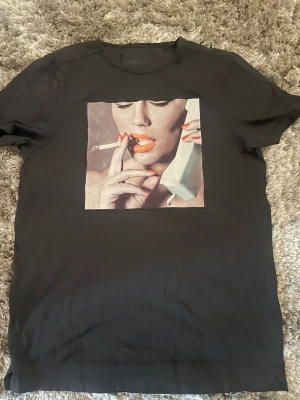 Limitato t-shirt - Svart limitato t-shirt. Köptes för 2000 nypris. Väldigt bra skick som ny. Storlek S, passar M