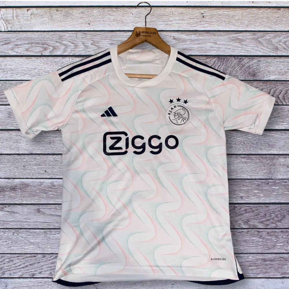 Ajax bortaställ från säsongen 23/24. Säljer då den satt lite stort på mig. Väldigt bra skick, använd endast två gånger.. T-shirts.