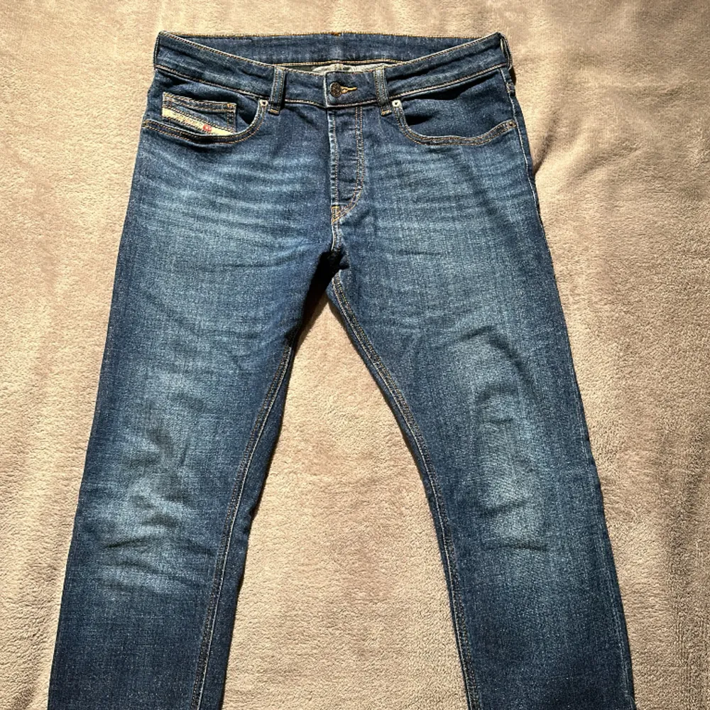 Ett par super snygga jeans som endast är använda 1 gång. Jeansen är ifrån märket diesel och är slim fit i passformen. De är i nyskick och har inga defekter. . Jeans & Byxor.