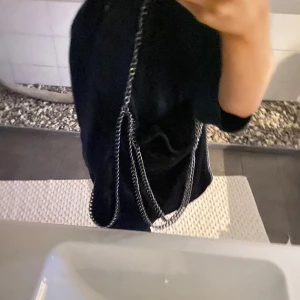 Stella McCartney likande väska  - Säljer pga att den inte kommer till användning länge, rymlig storlek och man får plats med mycket i den.