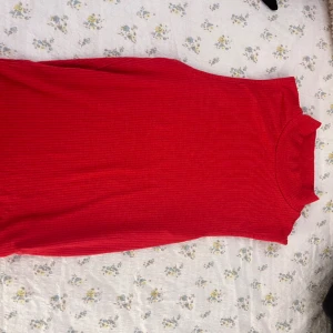 Röd ribbad top - Söt vintage ribbad topp från vinted. Vet int emärket tyvärr men den är i fint skick. 