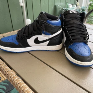Jordan 1 Royal Toe - Fina Jordan 1s i bra skick! Säljer dom då jag inte använder dom längre. Värdet ligger på ca 4000 som nya. 