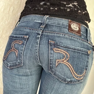 Rock Revival Jeans - Lågmidjade Rock Revival Jeans i boutcut Helt oanvända med prislapp kvar, ny pris $169 Innerbenslängden: 78cm  Midjemåttet: 36cm tvärsöver