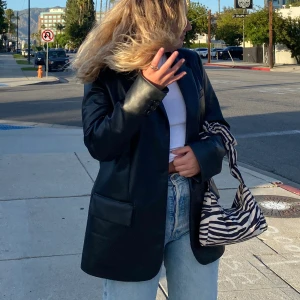 Oversized skinjacka/blazer   - Skinjacka/blazer i bra skick. Köpt på Zara för ca 800 kr.💗 