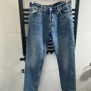 Skick 9,5/10  Barrel jeans från weekday  Storlek W30 L34