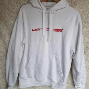 Nike hoodie - Tja säljer min Nike hoodie jag fick i julklapp. Den är i väldigt bra skick 