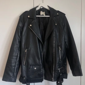 Skinnjacka - Supersnygg skinnjacka perfekt till våren!  Storlek M, lite oversize! Sitter så fint på! Knappt använd så jackan är i väldigt bra skick. Skicka gärna ett meddelande om du har några frågor eller önskar fler bilder. 