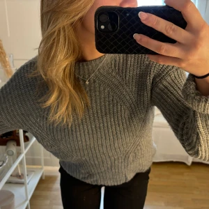 Stickad tröja - Säljer denna stickade tröjan då den aldrig används 💕💕💕
